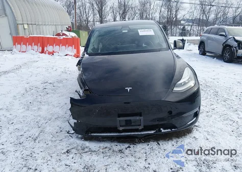 2022 Tesla Model Y Long Range Dual Motor All-Wheel Drive z USA, uszkodzony, nr VIN 7SAYGAEE0NF381904